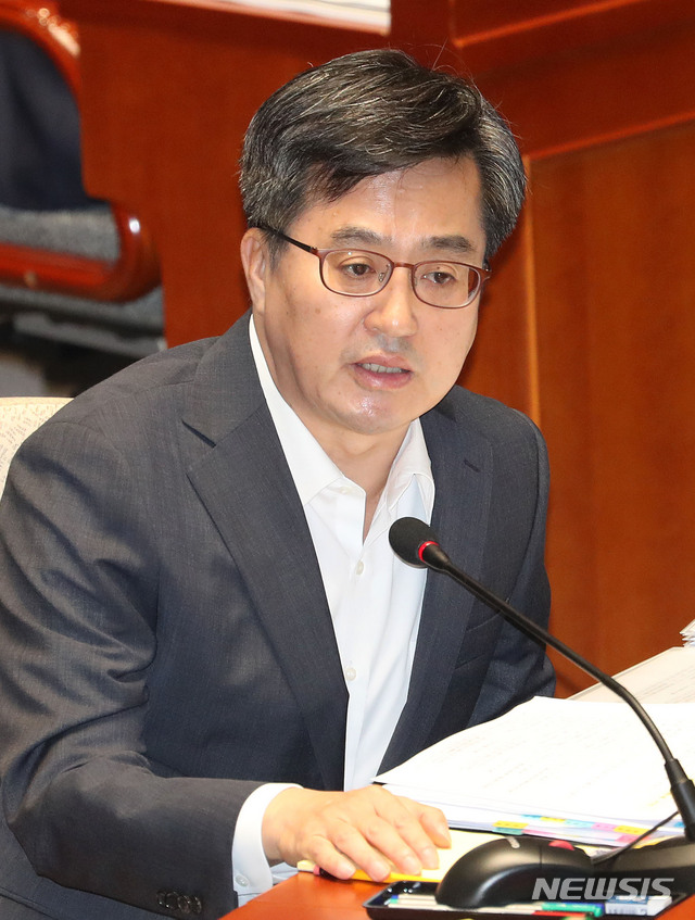 【서울=뉴시스】홍효식 기자 = 22일 오전 서울 여의도 국회 예산결산특별위원회 회의실에서 열린 전체회의에서 김동연 경제부총리 겸 기획재정부 장관이 의원들의 질의에 답하고 있다. 2018.08.22.&nbsp; yesphoto@newsis.com