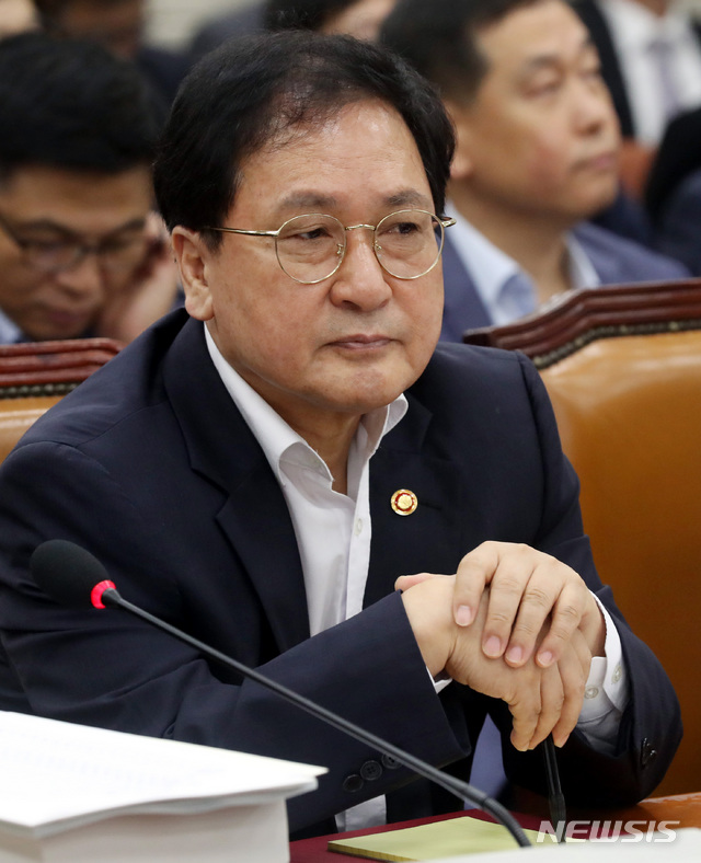 【서울=뉴시스】박영태 기자 = 22일 오전 서울 영등포구 여의도 국회에서 진행된 과학기술정보방송통신위원회 전체회의에서 유영민 과학기술정보통신부 장관이 의원 발언을 듣고 있다. 2018.08.22.since1999@newsis.com