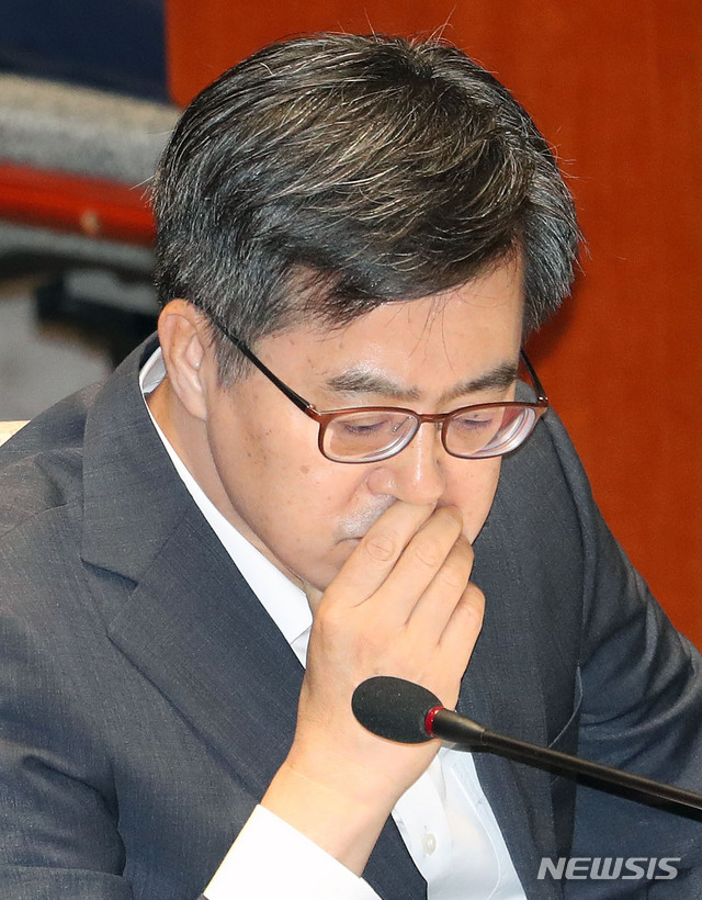 【서울=뉴시스】홍효식 기자 = 22일 오전 서울 여의도 국회 예산결산특별위원회 회의실에서 열린 전체회의에서 김동연 경제부총리 겸 기획재정부 장관이 얼굴을 만지며 생각에 잠겨있다. 2018.08.22. yesphoto@newsis.com
