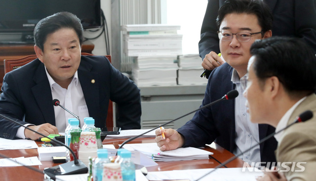 【서울=뉴시스】박영태 기자 = 22일 오전 서울 영등포구 여의도 국회에서 진행된 정무위원회 예산결산심사소위원회에서 정재호 소위원장이 김성원, 이태규 의원과 이야기를 나누고 있다. 2018.08.22.since1999@newsis.com