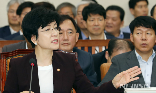 【서울=뉴시스】이종철 기자&nbsp; = 22일 오전 서울 여의도 국회에서 열린 환경노동위원회 전체회의에 출석한 김영주 고용노동부 장관이 답변을 하고 있다. 2018.08.22.&nbsp; jc4321@newsis.com