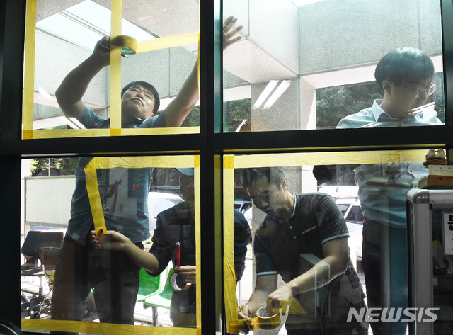 【대전=뉴시스】함형서 기자 = 제 19호 태풍 솔릭이 한반도로 북상하고 있는 가운데 22일 오전 대전 서구 탄방동 서구 노인복지관에서 직원들이 유리창에 테이프를 붙이고 있다. 2018.08.22.&nbsp; foodwork23@newsis.com