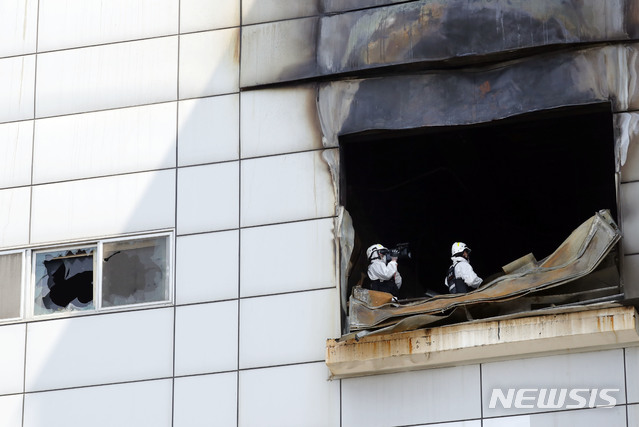 【인천=뉴시스】최동준 기자 = 22일 인천 남동공단 내 전자제품 제조회사 화재 현장에서 경찰, 소방, 국립과학수사연구원이 합동 현장감식을 하고 있다. 2018.08.22.&nbsp; photocdj@newsis.com 