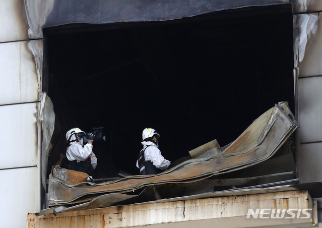 【인천=뉴시스】최동준 기자 = 22일 인천 남동공단 내 전자제품 제조회사 화재 현장에서 경찰, 소방, 국립과학수사연구원이 합동 현장감식을 하고 있다. 2018.08.22.&nbsp; photocdj@newsis.com