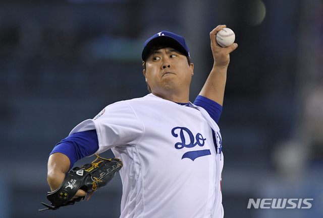 【로스앤젤레스=AP/뉴시스】 LA 다저스의 류현진이 22일(한국시간) 미국 캘리포니아주 로스앤젤레스의 다저 스타디움에서 열린 세인트루이스 카디널스와의 경기에 선발 등판해 역투를 펼치고 있다. 
