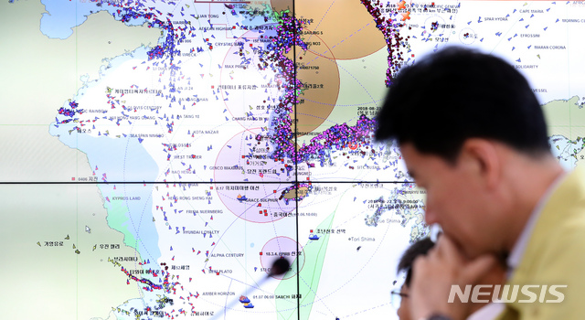 【세종=뉴시스】강종민 기자 = 제19호 태풍 '솔릭'(SOULIK)이 한반도로 북상하며 직접적인 영향을 미치기 시작한 22일 오후 정부세종청사 해양수산부 태풍피해 비상대책 상황실에서 직원들이 선박위치 확인시스템 등을 보며 태풍대비로 분주하게 움직이고 있다. 2018.08.22.  ppkjm@newsis.com