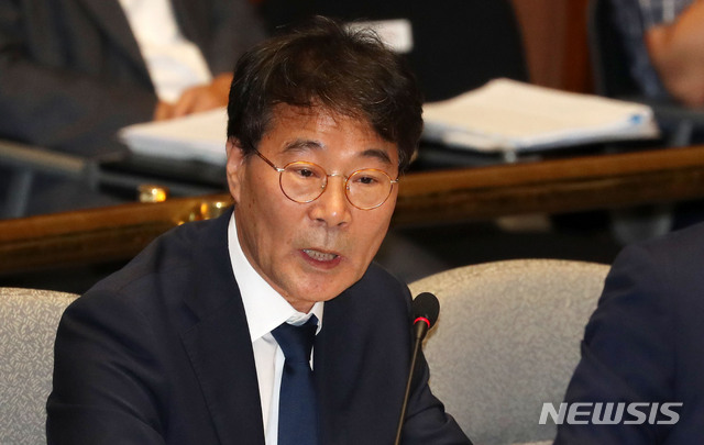 【서울=뉴시스】홍효식 기자 = 22일 오후 서울 여의도 국회 예산결산특별위원회 회의실에서 열린 전체회의에서 장하성 청와대 정책실장이 의원들의 질의에 답하고 있다. 2018.08.22. yesphoto@newsis.com