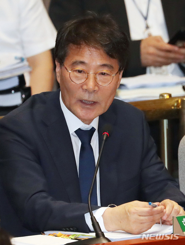 【서울=뉴시스】홍효식 기자 = 22일 오후 서울 여의도 국회 예산결산특별위원회 회의실에서 열린 전체회의에서 장하성 청와대 정책실장이 의원들의 질의에 답하고 있다. 2018.08.22. yesphoto@newsis.com