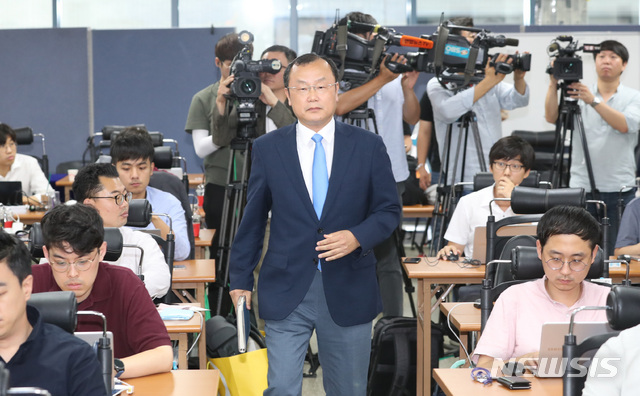 로【서울=뉴시스】전진환 기자 =  ‘드루킹 댓글 조작 의혹’사건을 수사하는 허익범 특별검사팀(특검팀)의 박상융 특검보가 22일 오후 서울 서초구의 특검 기자실 수사기간 연장과 관련한 브리핑을 위해 들어오고 있다. 2018.08.22. amin2@newsis.com