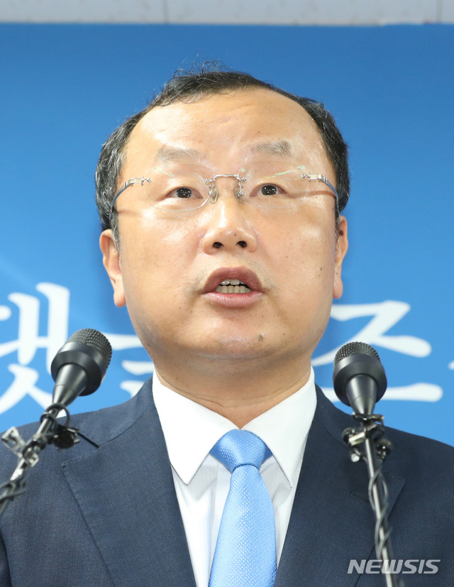 【서울=뉴시스】전진환 기자 = ‘드루킹 댓글 조작 의혹’사건을 수사하는 허익범 특별검사팀(특검팀)의 박상융 특검보가 22일 오후 서울 서초구의 사무실에서 수사기간 연장 없이 60일간의 1차 수사기간이 종료되는 25일 활동을 마친다는 브리핑을 하고 있다. 2018.08.22. amin2@newsis.com