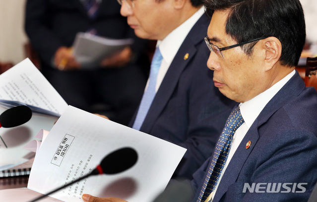 【서울=뉴시스】이종철 기자 = 22일 오후 서울 여의도 국회에서 열린 법제사법위원회 전체회의에 출석한 박상기 법무부 장관이 김도읍 위원 요지서를 보고 있다. 2018.08.22. jc4321@newsis.com