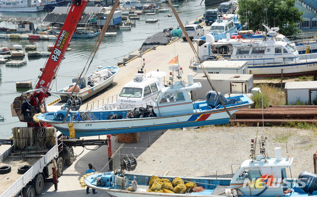 【군산=뉴시스】 김얼 기자 = 22일 전북 군산시 비응도동 비응항에 제19호 태풍 '솔릭'의 북상의 대비를 위한 어선들의 피항이 쉴 틈 없이 진행되고 있다. 2018.08.22 pmkeul@newsis.com
