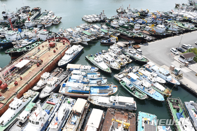 【울산=뉴시스】배병수 기자 = 제19호 태풍 '솔릭'이 한반도를 향해 북상 중인 가운데 22일 오후 울산시 남구 장생포항에 각종 선박들이 대피해 있다. 2018.08.22.&nbsp; bbs@newsis.com.