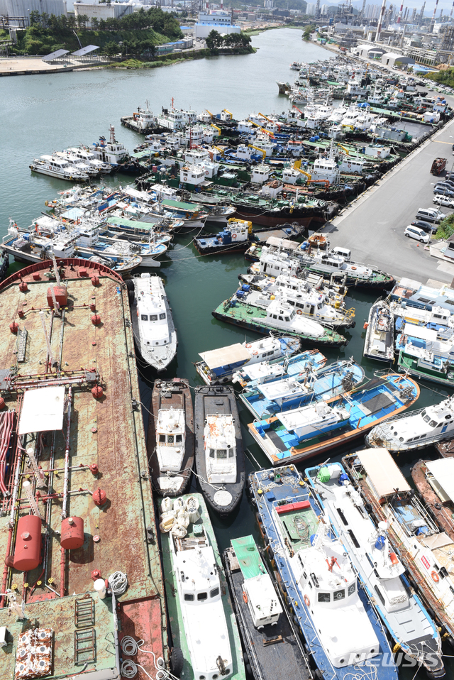 【울산=뉴시스】배병수 기자 = 제19호 태풍 '솔릭'이 한반도를 향해 북상 중인 가운데 22일 오후 울산시 남구 장생포항에 각종 선박들이 대피해 있다. 2018.08.22.&nbsp;&nbsp; bbs@newsis.com. 