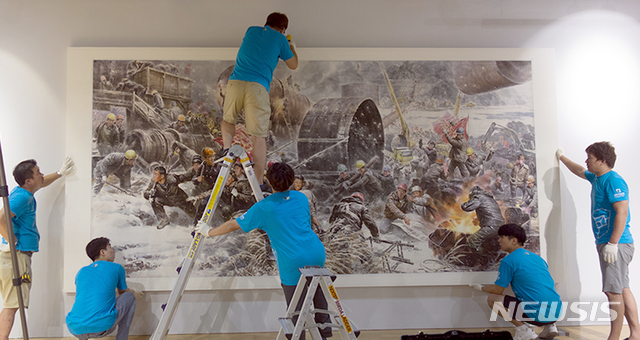 【광주=뉴시스】류형근 기자 = 광주비엔날레재단은 2018광주비엔날레 7개의 주제전시 중 하나인 '북한미술-사회주의 사실주의의 패러독스'전에 출품된 대형 집체화 등 22개 작품이 국립아시아문화전당 문화창조원 6관에 설치되고 있다고 22일 밝혔다. 2018.08.22. (사진=광주비엔날레재단 제공) photo@newsis.com