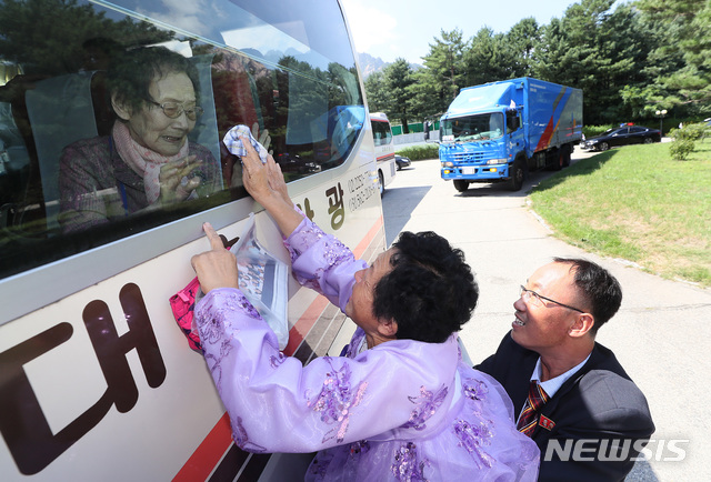 【금강산=뉴시스】뉴스통신취재단 = 제21차 이산가족 상봉행사 1회차 마지막날인 22일 오후 금강산호텔에서 열린 작별상봉을 마친 남측의 한신자(99) 할머니가 북측의 딸과 작별인사를 나누고 있다. 2018.08.22. photo@newsis.com