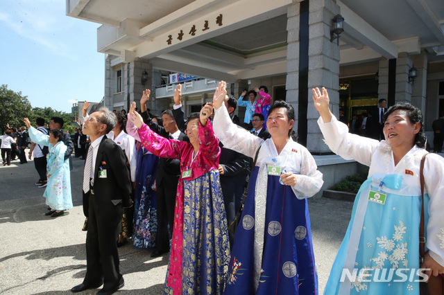 【금강산=뉴시스】김진아 기자 = 이산가족 상봉행사 1회차 마지막인 22일 북한 금강산호텔에서 열린 작별상봉 및 공동중식을 마친 후 버스에 오른 1차 이산가족상봉 가족들이 마지막 인사를 하고 있다. 2018.08.22. bluesoda@newsis.com
