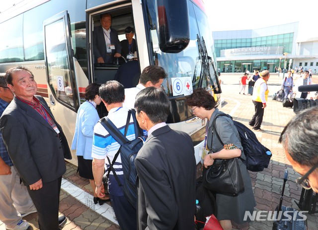 【고성(강원)=뉴시스】뉴스통신취재단 = 제21차 이산가족 상봉행사 1회차 마지막날인 22일 금강산에서 상봉을 마치고 돌아온 남측 1차 상봉 대상자들이 강원 고성군 동해선 남북출입사무소(CIQ)에 도착해 버스로 향하고 있다. 2018.08.22.&nbsp; photo@newsis.com