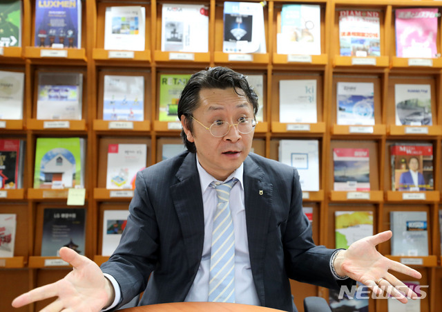 【서울=뉴시스】박주성 기자 = 박진 NH투자증권 100세시대 연구소장이 21일 오후 서울 여의도 NH투자증권 본사에서 뉴시스와 인터뷰를 하고 있다. 2018.08.22. park7691@newsis.com