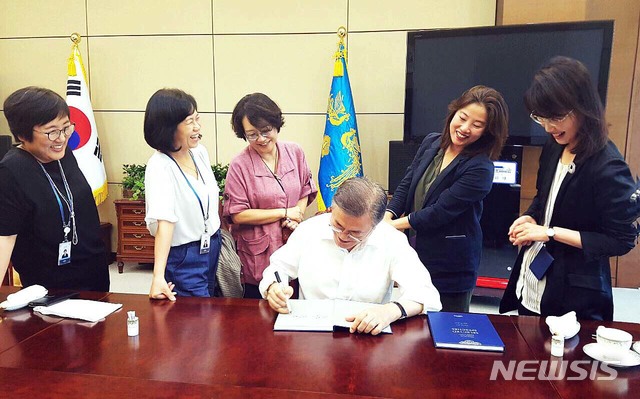 【서울=뉴시스】신지연 해외언론비서관(오른쪽 끝)의 모습. (사진=뉴시스DB). 2018.08.22. 