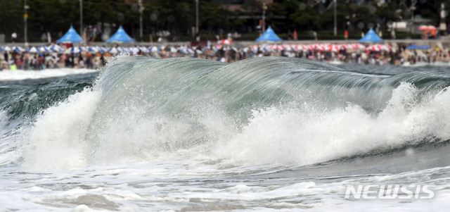 【부산=뉴시스】 하경민 기자 = 제19호 태풍 '솔릭(SOULIK)'이 북상 중인 22일 오후 부산 해운대해수욕장에 거센 파도가 치고 있다.&nbsp; 부산기상청은 이날 오후 5시를 기해 부산 앞바다(남해동부 앞바다)에 태풍주의보를 발령했다. 2018.08.22.&nbsp; yulnetphoto@newsis.com