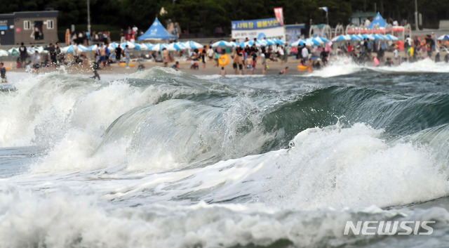【부산=뉴시스】 하경민 기자 = 제19호 태풍 '솔릭(SOULIK)'이 북상 중인 22일 오후 부산 해운대해수욕장에 거센 파도가 치고 있다.&nbsp; 부산기상청은 이날 오후 5시를 기해 부산 앞바다(남해동부 앞바다)에 태풍주의보를 발령했다. 2018.08.22.&nbsp; yulnetphoto@newsis.com
