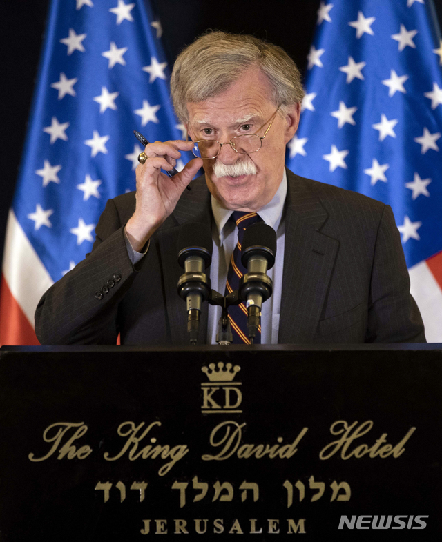 【예루살렘=AP/뉴시스】존 볼턴 미국 백악관 국가안보보좌관이 22일 예루살렘에서 기자회견을 갖고 있다. 2018.08.23&nbsp; 