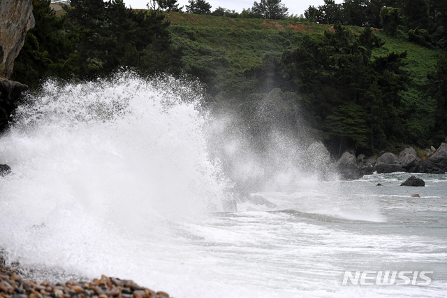 【남해=뉴시스】차용현 기자 = 제19호 태풍 ‘솔릭’의 영향으로 22일 오후 경남 남해군 미조면 천하몽돌해수욕장에 거센 파도가 몰아치고 있다. 2018.08.22.&nbsp; con@newsis.com