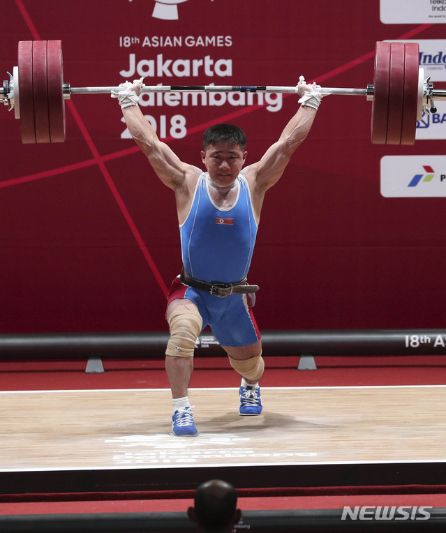 【자카르타(인도네시아)=뉴시스】최진석 기자 = 22일(현지시각) 오후 인도네시아 자카르타 인터내서널 엑스포에서 열린 역도 남자 69㎏급. 북한 오강철이 용상 2차시기에 성공하고 있다. 2018.08.22. myjs@newsis.com