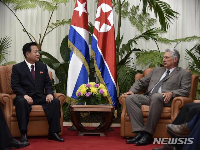 【서울=뉴시스】 최룡해 북한 노동당 중앙위원회 부위원장이 지난 8월22일(현지시간) 미겔 디아스카넬 쿠바 국가평의회 의장을 만나 김정은 북한 국무위원장의 친서를 전달하고 있다. 2018.08.23. (사진=쿠바 공산당 기관지 그란마 홈페이지 사진 캡처) photo@newsis.com