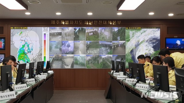 제주특별자치도 재난안전대책본부 직원들이 태풍 '솔릭'에 대비해 23일 새벽 철야근무를 하고 있다.