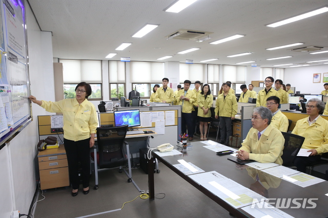 【창원=뉴시스】 홍정명 기자 = 경남 전역에 태풍주의보가 발령된 23일 오전 7시 태풍 비상대책본부가 설치된 경남도교육청 안전총괄담당관실에서 박종훈(오른쪽) 교육감이 손점숙 안전총괄담당관의 태풍 '솔릭' 관련 대응 현황 보고를 듣고 있다.2018.08.23.(사진=경남도교육청 제공) photo@newsis.com