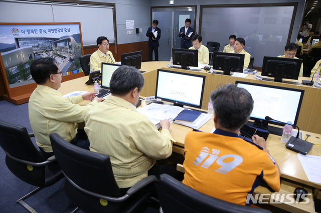 【홍성=뉴시스】유효상 기자 =&nbsp; 양승조 충남지사와 간부들이&nbsp; 23일 도청 재난안전상황실서 ‘태풍 솔릭 북상에 따른 실·국 대처상황 점검회의’를 갖고 있다. 2018.08.23 (사진=충남도 제공) yreporter@newsis.com