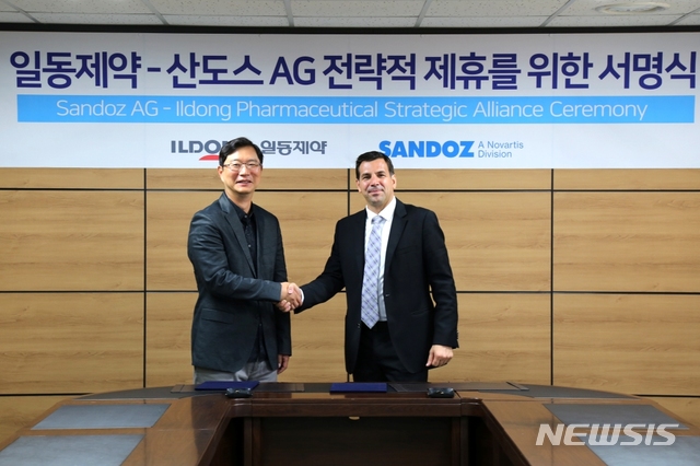 【서울=뉴시스】= 윤웅섭 일동제약 대표(왼쪽)와 프랜시스 베일런트 산도스사 아세안 및 북아시아 지역 책임자가 양해각서 체결 후 기념 촬영을 하고 있다.