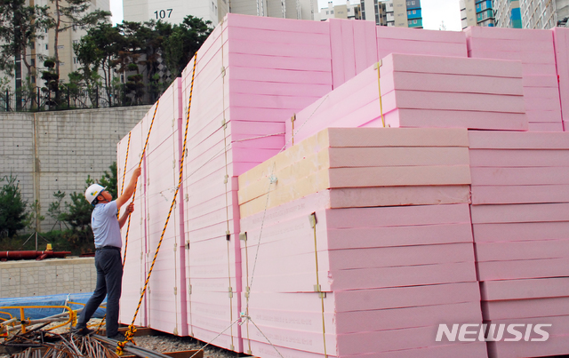 【충주=뉴시스】이병찬 기자 = 23일 충북 서충주신도시의 신설 중학교 건설공사 현장 관계자가 북상 중인 태풍 '솔릭'에 대비해 단열재를 단단히 묶고 있다.2018.08.23. bclee@newsis.com