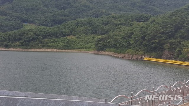 【괴산=뉴시스】김재광 기자 = 태풍 '솔릭'의 영향으로 충북 지역에 최대 80㎜의 비가 내릴 것으로 예상되자 괴산댐을 관리하는 한국수력원자력 괴산수력발전소가 23일 댐 수위조절에 들어갔다.2018.08.23.&nbsp; kipoi@newsis.com 