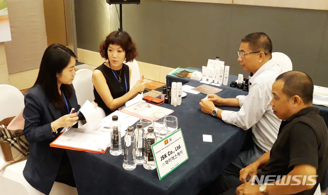 【대구=뉴시스】김덕용 기자 = 베트남 현지에서 열린 수출상담회에 참가한 제이에스케이 관계자들이 현지 바이어와 상담을 하고 있다. 2018. 08. 23. (사진=대구테크노파크 제공) photo@newsis.com