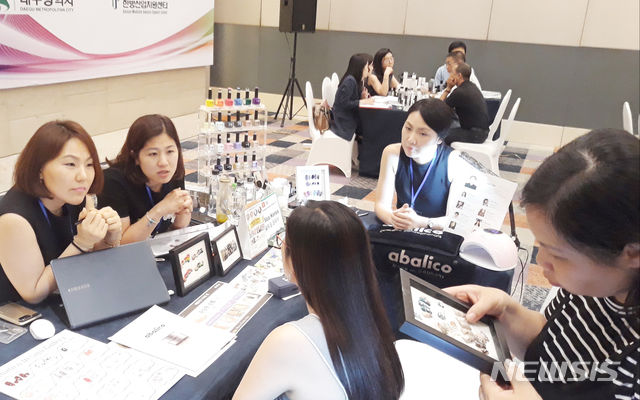 【대구=뉴시스】김덕용 기자 = 아발리코코리아 관계자들이 현지 바이어와 상담을 하고 있다. 2018. 08. 23. (사진=대구테크노파크 제공) photo@newsis.com