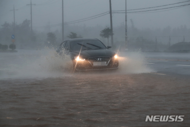 【서귀포=뉴시스】조수진 기자 = 23일 제19호 태풍 '솔릭(SOULIK)'이 동반한 호우로 인해 침수된 제주 서귀포시 대정읍 인성리 사거리 도로를 한 승용차가 지나고 있다. 2018.08.23.&nbsp; susie@newsis.com 