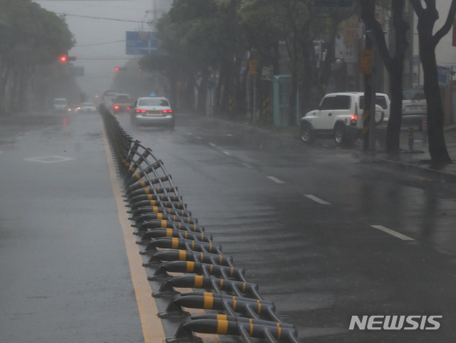 【제주=뉴시스】조수진 기자 = 23일 오전 강풍을 동반한 제19호 태풍 ‘솔릭’으로 제주시 서사로 인근 중앙분리대가 쓰러져 있다. 2018.08.23. (사진=독자제공)&nbsp; photo@newsis.com 