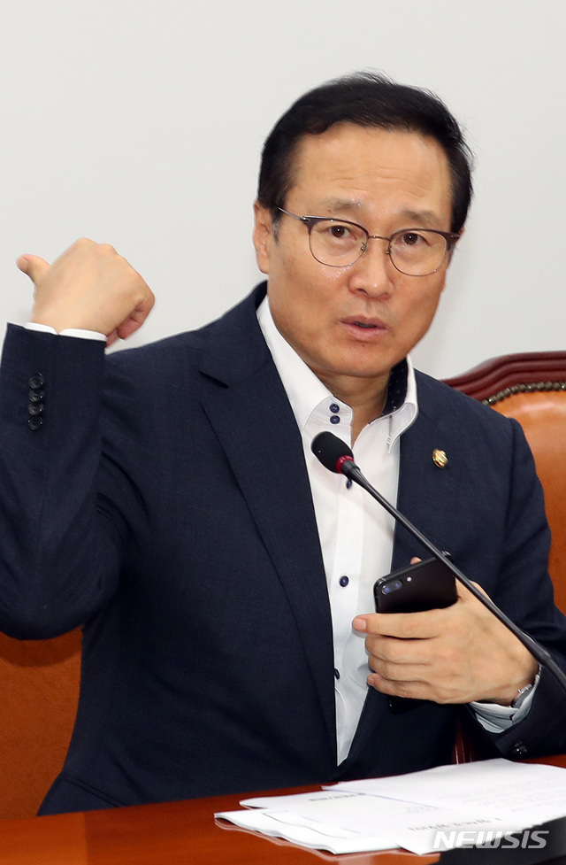 【서울=뉴시스】이종철 기자 = 23일 오전 서울 여의도 국회에서 열린 더불어민주당 정책조정회의에서 홍영표 원내대표가 모두발언을 하고 있다. 2018.08.23. jc4321@newsis.com