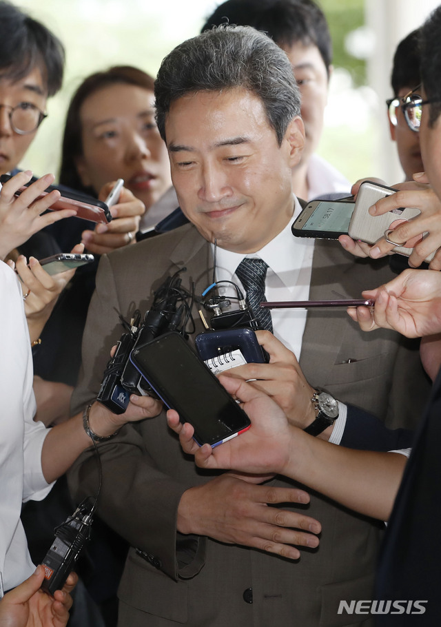 【서울=뉴시스】최동준 기자 = '사법 농단' 의혹 이규진 전 양형위원회 상임위원이 23일 서울 서초구 서울중앙지방검찰청으로 출석하고 있다. 2018.08.23. photocdj@newsis.com