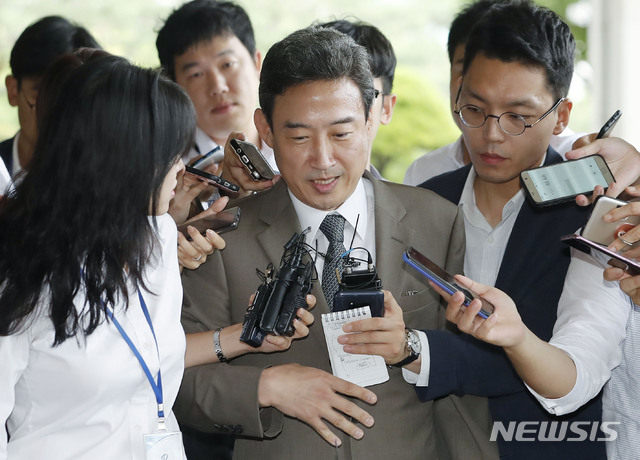 【서울=뉴시스】최동준 기자 = '사법 농단' 의혹 이규진 전 양형위원회 상임위원이 23일 서울 서초구 서울중앙지방검찰청으로 출석하며 취재진 질문에 답변하고 있다. 2018.08.23. photocdj@newsis.com