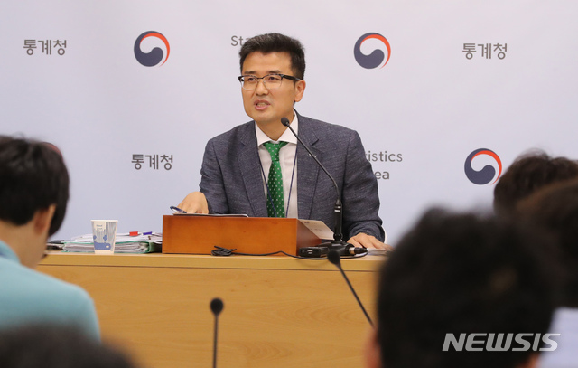 【세종=뉴시스】강종민 기자 = 박상영 통계청 복지통계과장이 23일 오전 정부세종청사에서 올 2/4분기 가구당 월평균 소득은 453만 1000원으로 전년동분기 대비 4.2% 증가했다고 밝히고 있다. 2018.08.23. ppkjm@newsis.com