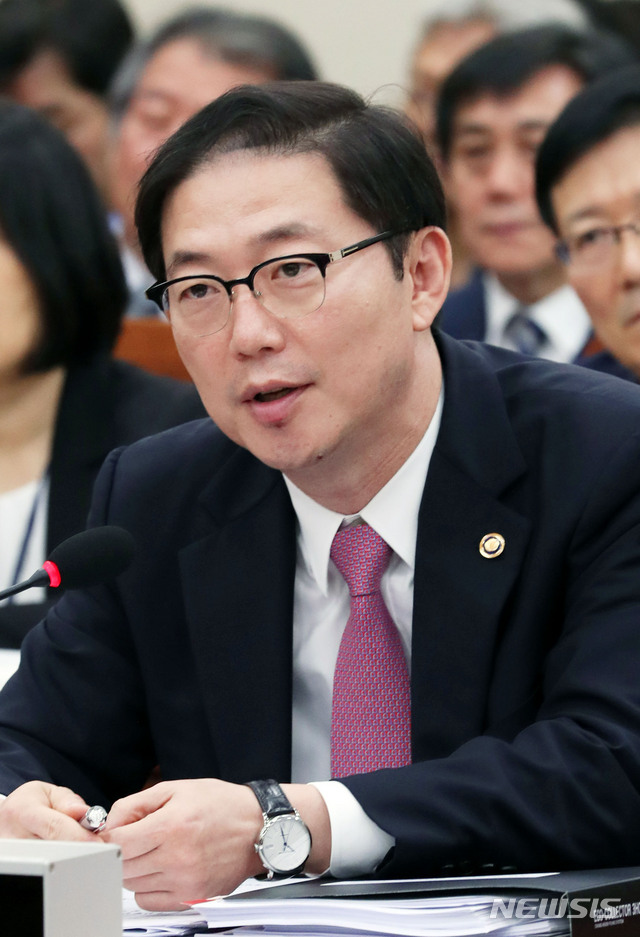 【서울=뉴시스】홍효식 기자 = 서울 여의도 국회 외교통일위원회 회의실에서 열린 전체회의에서 천해성 통일부 차관이 의원들의 질의에 답하고 있다. 2018.08.23. yesphoto@newsis.com