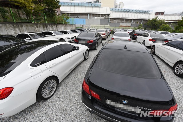 【울산=뉴시스】배병수 기자 = BMW 차량 화재 관련 결함 리콜이 시작된 23일 오전 울산시 남구 수암시장 인근 주차장에 수리를 기다리는 차량 40여대가 주차돼 있다. 2018.08.23.&nbsp;&nbsp; bbs@newsis.com.