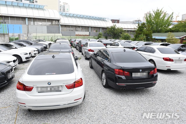 【울산=뉴시스】배병수 기자 = BMW 차량 화재 관련 결함 리콜이 시작된 23일 오전 울산시 남구 수암시장 인근 주차장에 수리를 기다리는 차량 40여대가 주차돼 있다. 2018.08.23.     bbs@newsis.com.