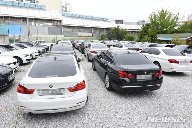 【울산=뉴시스】배병수 기자 = BMW 차량 화재 관련 결함 리콜이 시작된 23일 오전 울산시 남구 수암시장 인근 주차장에 수리를 기다리는 차량 40여대가 주차돼 있다. 2018.08.23.&nbsp;&nbsp; bbs@newsis.com.