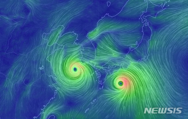 【서울=뉴시스】 23일 지구의 대기 환경 정보를 제공하는 'Earth Nullschool 연구소' 홈페이지에 한반도를 향해 다가오는 태풍 '솔릭'과 그 뒤를 이어 북상 중인 태풍 '시마론'의 모습이 보인다. 2018.08.23. (사진=Earth Nullschool 연구소 홈페이지 캡쳐)photo@newsis.com