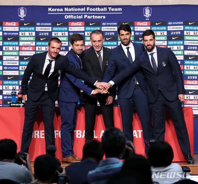 【고양=뉴시스】고범준 기자 = 파울루 벤투 한국 축구대표팀 감독이 23일 오전 경기도 고양시 엠블호텔 고양에서 열린 취임 기자회견에서 전문 코치진과 함께 포즈를 취하고 있다. 왼쪽부터 페레이라 피지걸 코치, 코스타 수석코치, 파울루 벤투 감독, 쿠엘료 코치, 실베스트레 골기퍼 코치. 2018.08.23. bjko@newsis.com